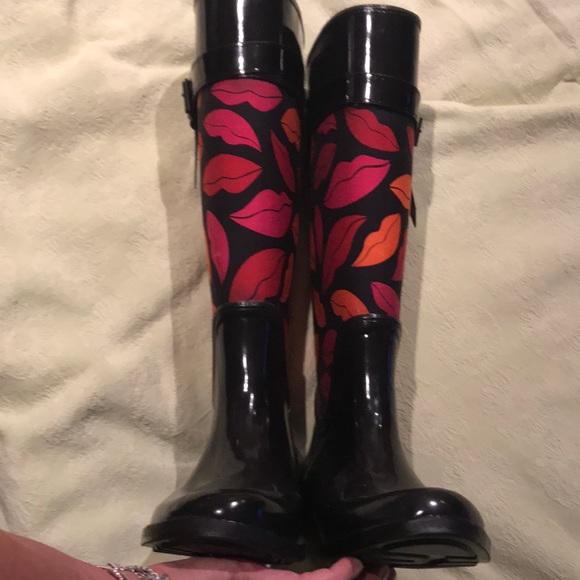 DVF rain boots Fabulous “floating lip pattern,” - Picture 3 of 7